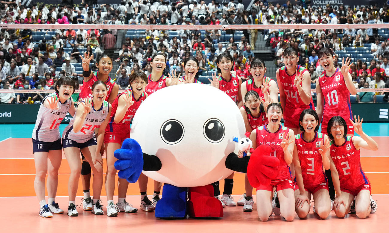 日本対ブルガリア　4連勝を達成し笑顔を見せる日本代表の選手たち（撮影・横山健太）
