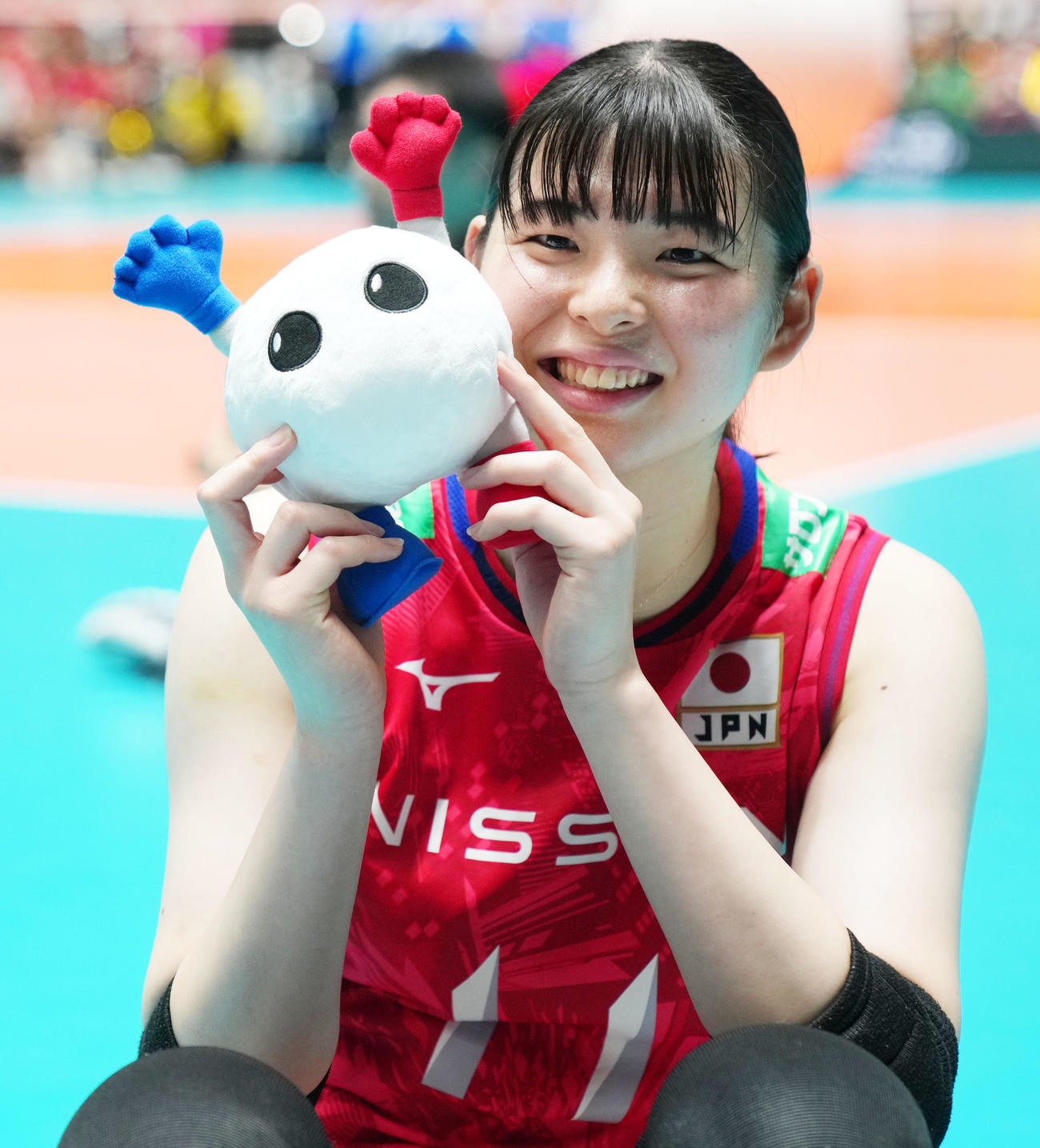 日本対ブルガリア　バボちゃん人形を手に笑顔を見せる山田（撮影・横山健太）