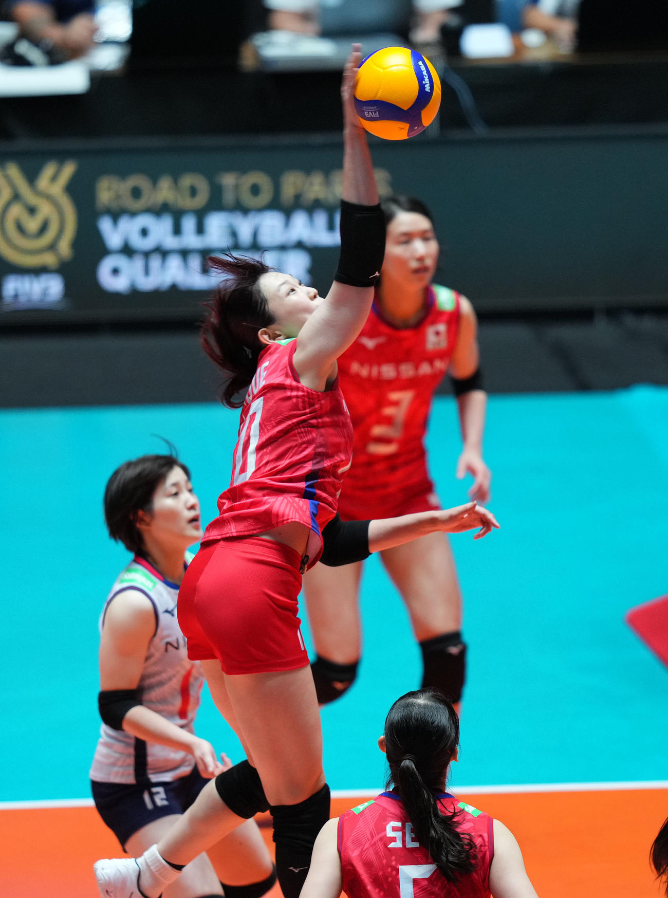 日本対ブルガリア　第2セット、スパイクを決める井上（撮影・横山健太）