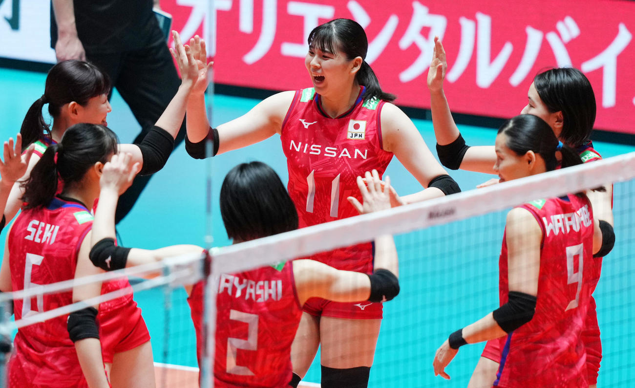 日本対ブルガリア　第2セット、得点を奪いタッチを交わす山田（中央）ら日本の選手たち（撮影・横山健太）