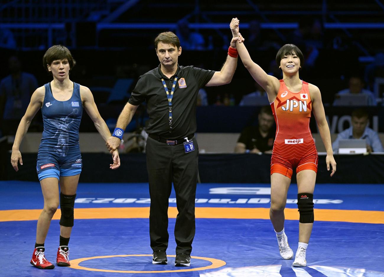 女子53キロ級準決勝　ギリシャ選手（左）に勝利し、パリ五輪代表に決まった藤波（共同）