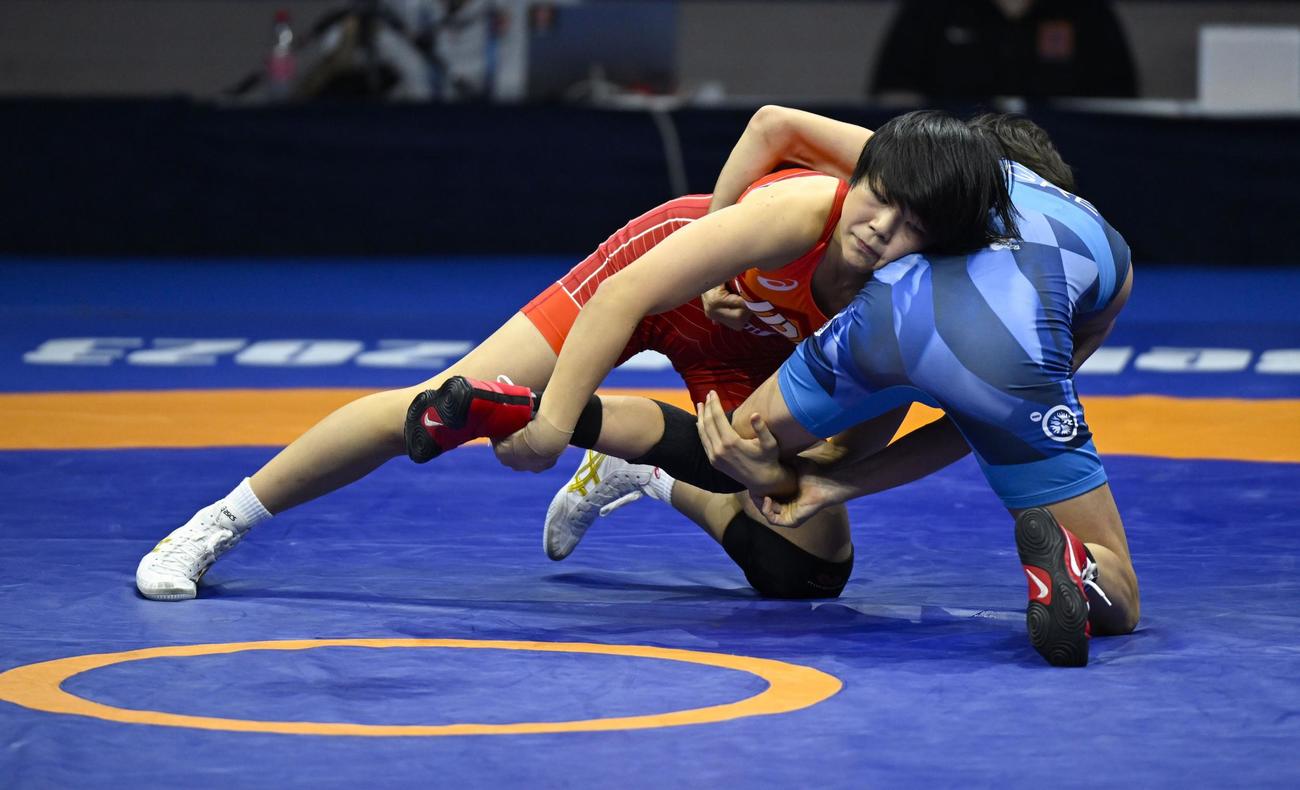 女子53キロ級準決勝　ギリシャ選手と対戦する藤波朱理。圧勝しパリ五輪代表に決まった（共同）