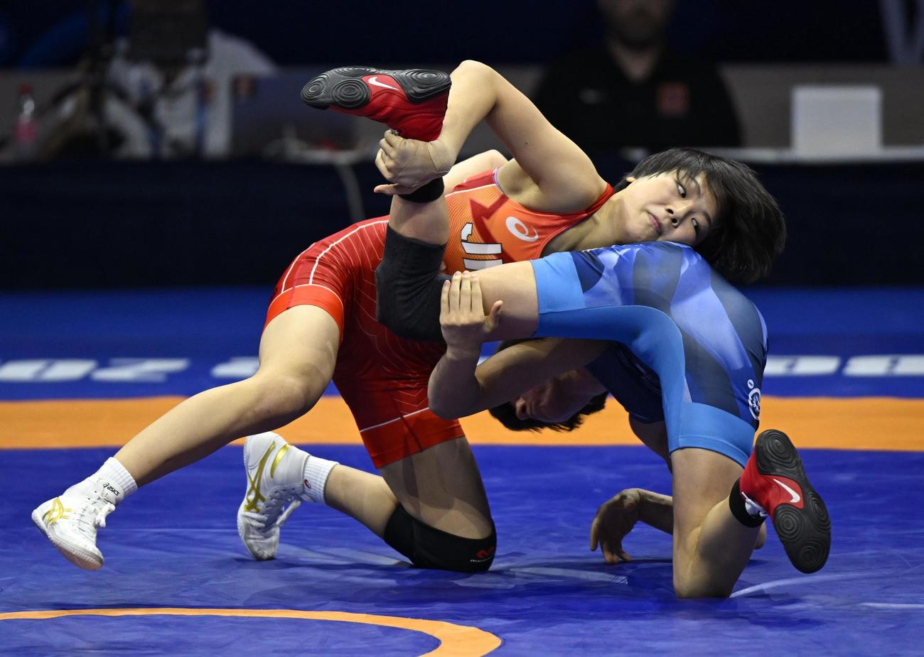 女子53キロ級準決勝　ギリシャ選手と対戦する藤波朱理。圧勝しパリ五輪代表に決まった（共同）
