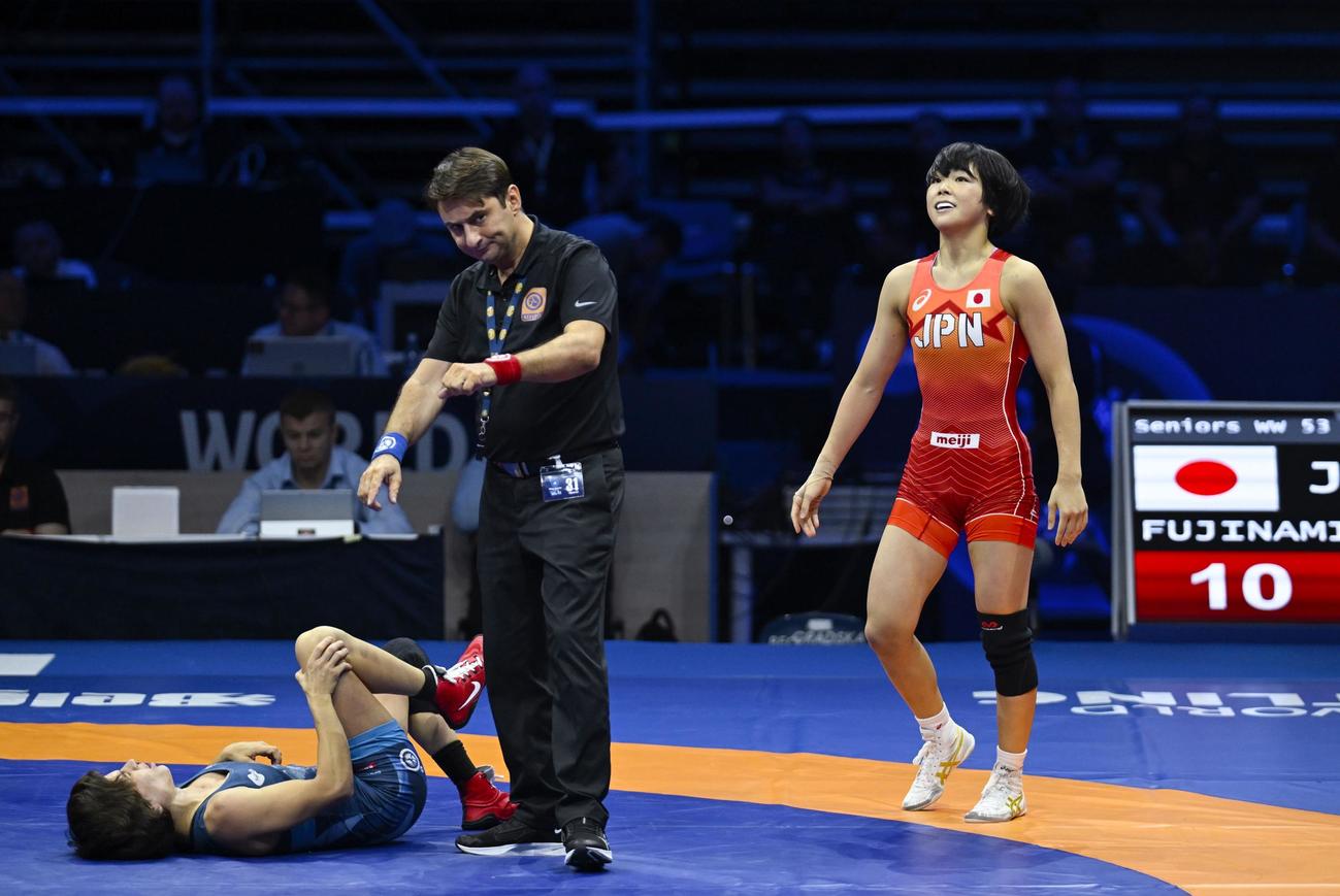 女子53キロ級準決勝　ギリシャ選手（左）に勝利し、パリ五輪代表に決まった藤波（共同）