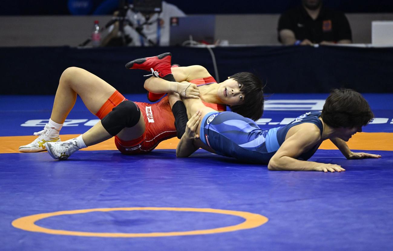 女子53キロ級準決勝　ギリシャ選手（右）を攻める藤波朱理。圧勝しパリ五輪代表に決まった（共同）