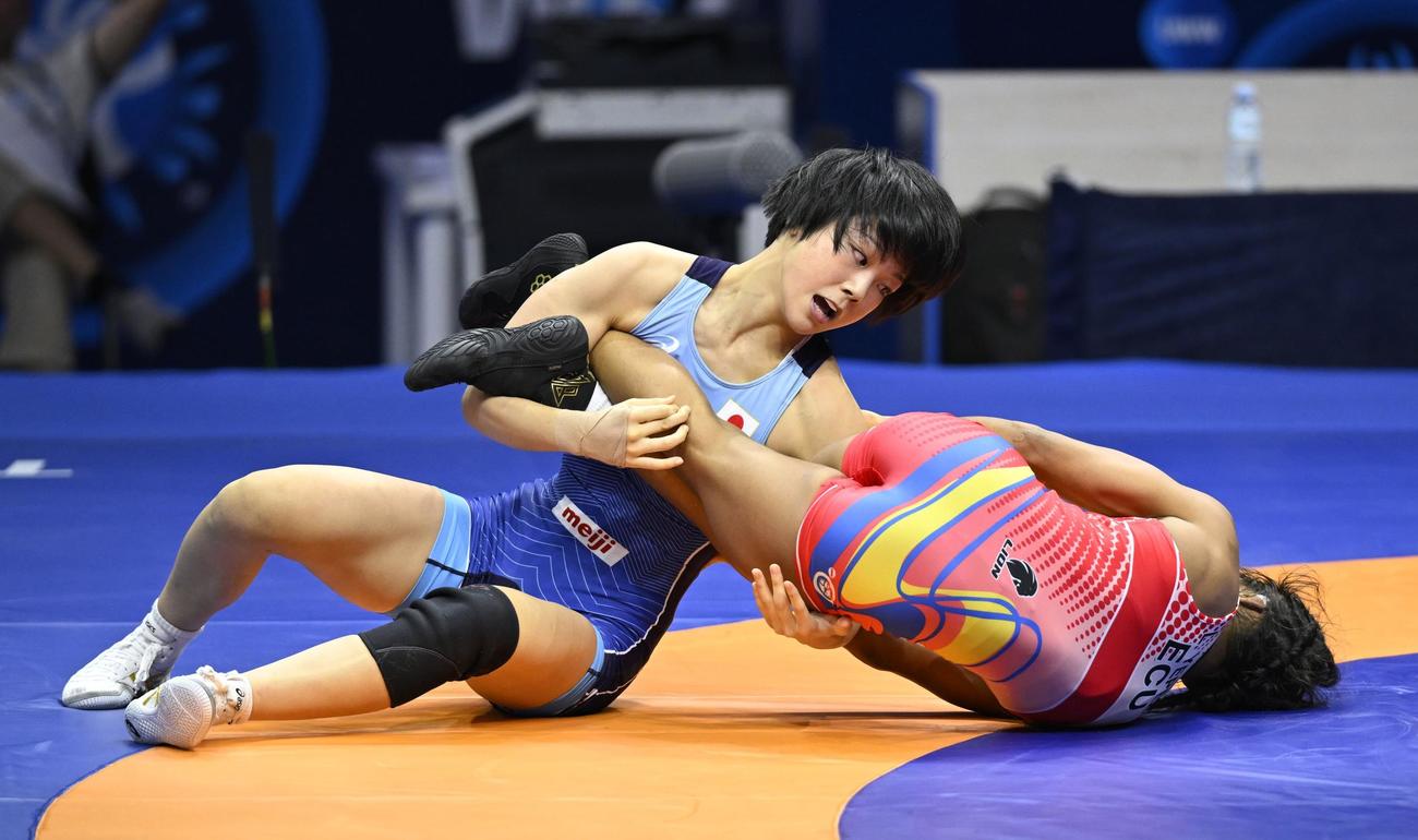 女子53キロ級準々決勝　エクアドル選手と対戦する藤波朱理（共同）
