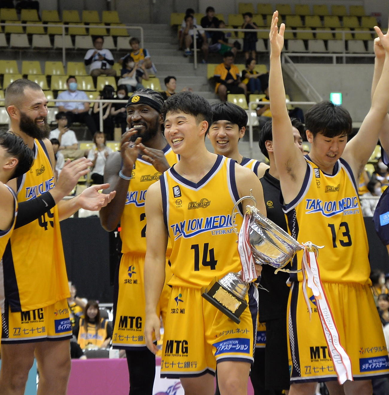 2023年9月18日　仙台対秋田　18年以来2度目の東北カップ優勝を果たし、優勝カップを手に笑顔を輝かせる仙台89ERS・青木（中央）