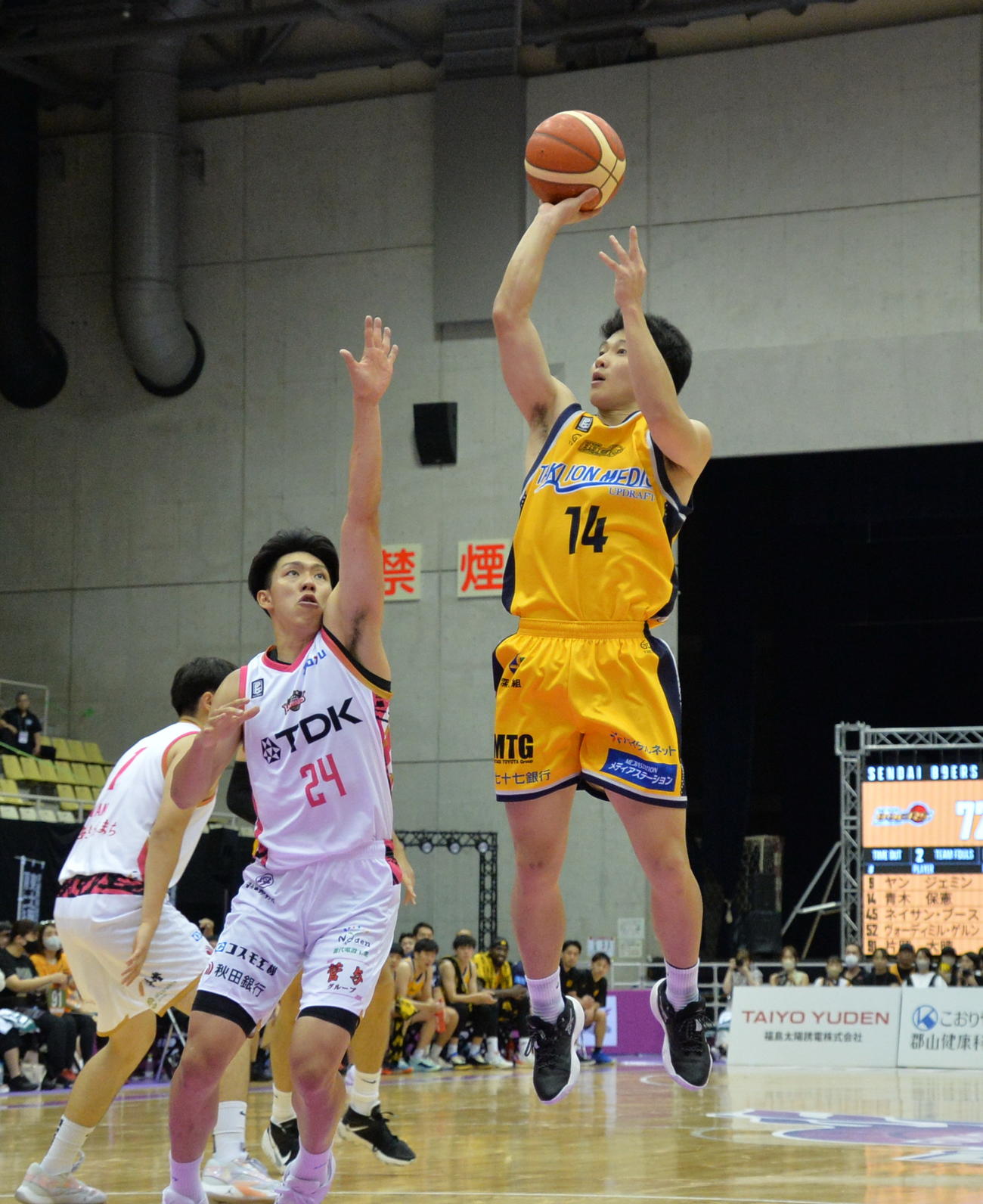 2023年9月18日　仙台対秋田　2点シュートを放つ仙台89ERS・青木（右）