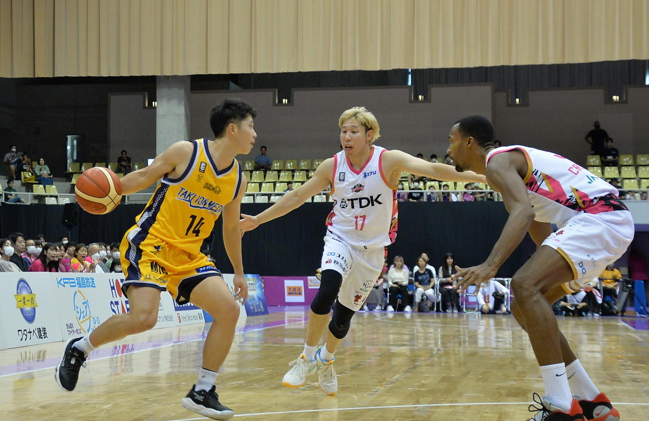 2023年9月18日　仙台対秋田　ドリブルする仙台89ERS・青木（左）