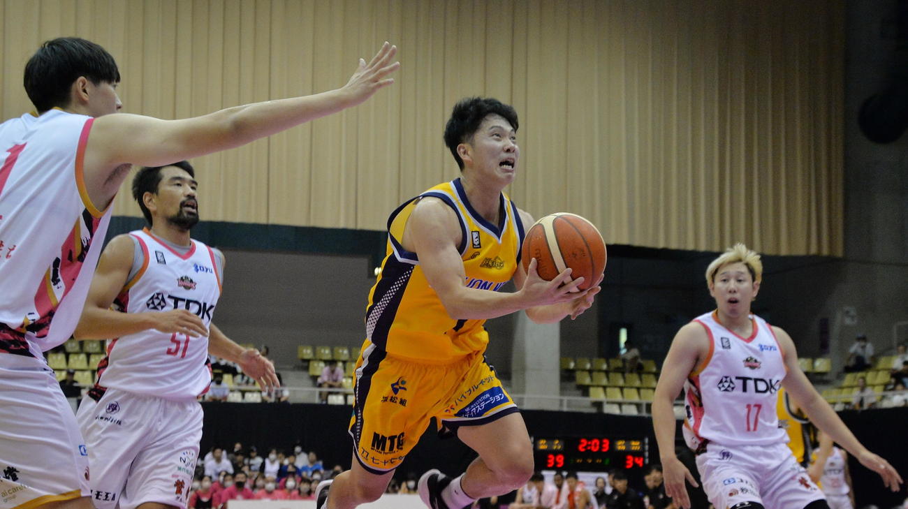 2023年9月18日　仙台対秋田　果敢にリングへ向かう仙台89ERS・青木（中央）