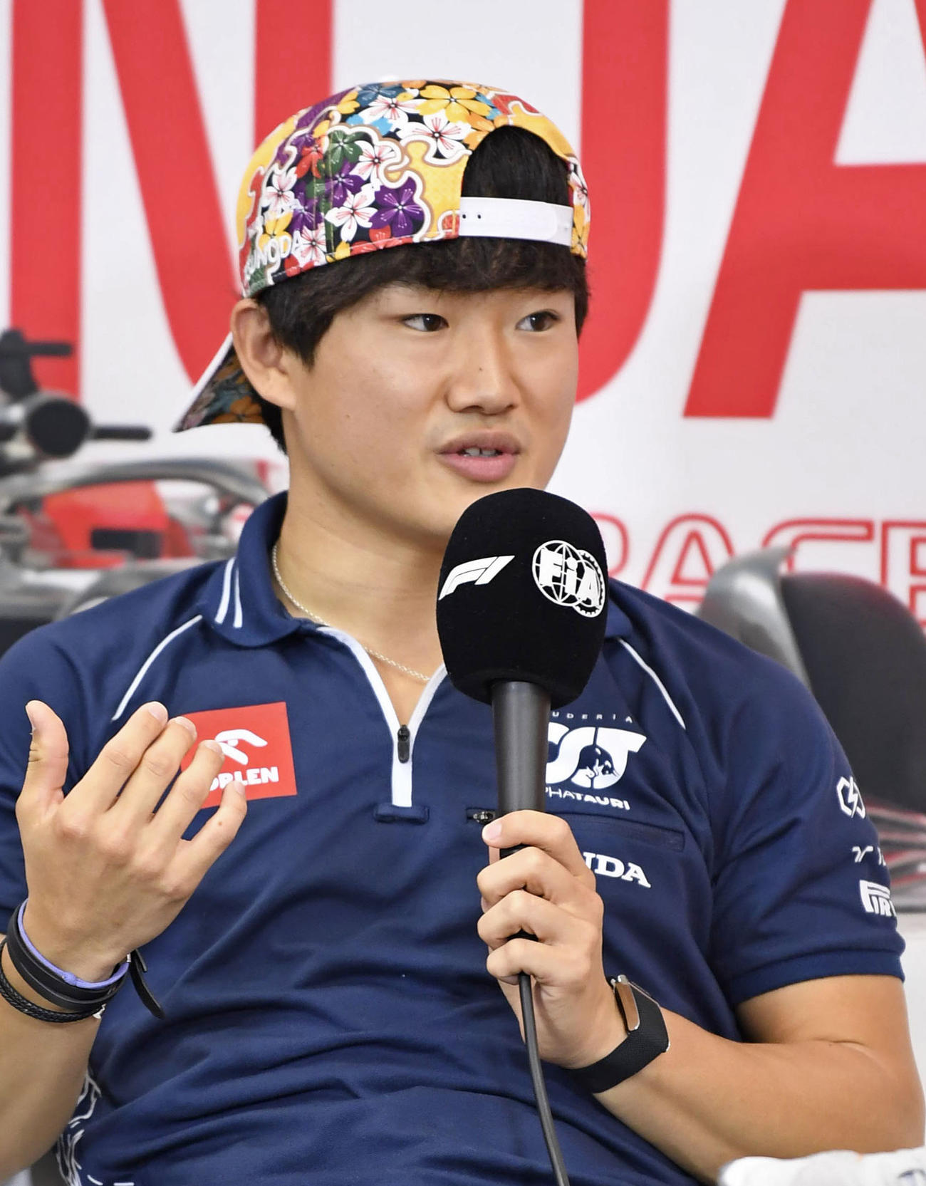 F1シリーズ第16戦の日本GP開幕を前に、取材に応じるアルファタウリの角田裕毅（共同）