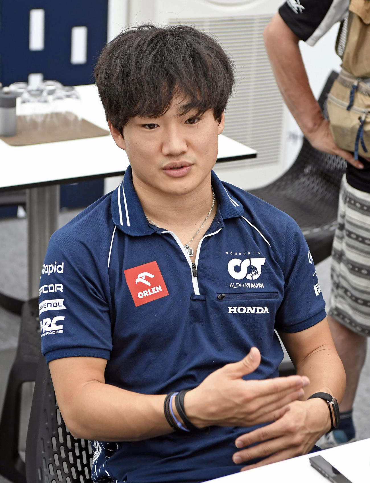 F1シリーズ第16戦の日本GP開幕を前に、取材に応じるアルファタウリの角田裕毅（共同）