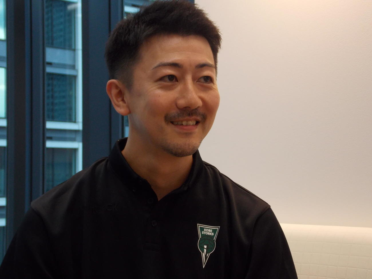 神戸ストークスの共同オーナーである川上聡一朗氏はインタビューで思いを語る（撮影・松本航）