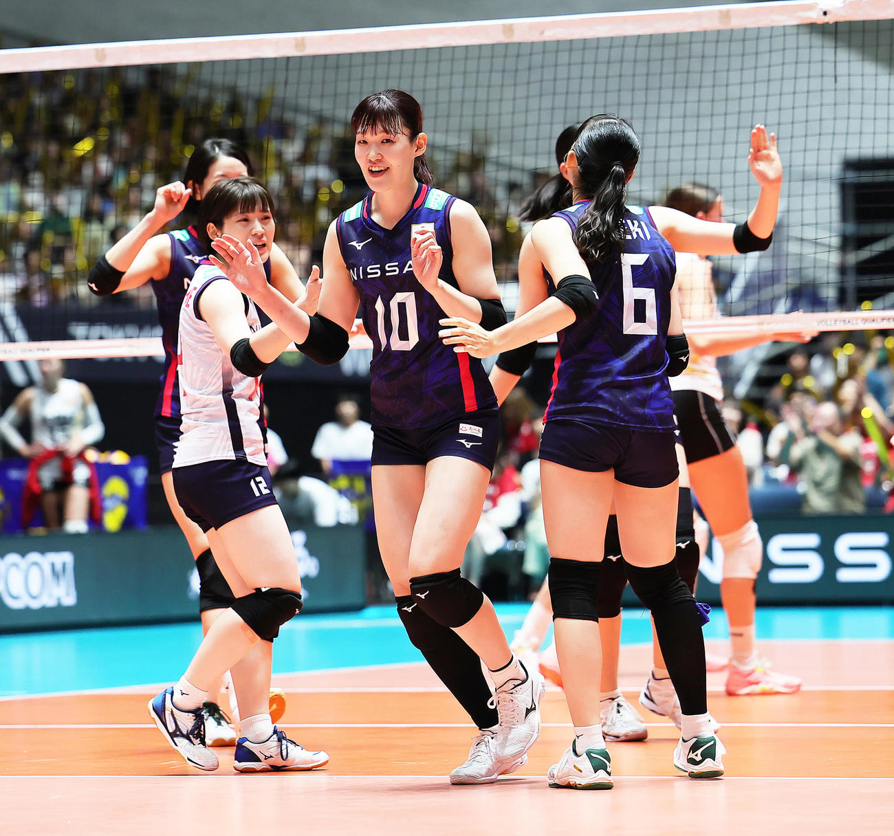 日本対ベルギー　第2S、得点を奪い笑顔でタッチを交わす井上（中央）（撮影・足立雅史）