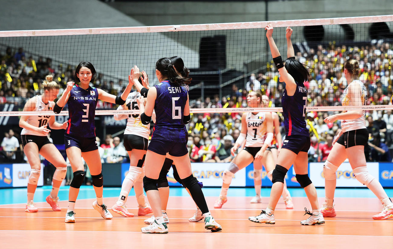 日本対ベルギー　第2S、スパイクを決め笑顔を見せる古賀（左端）（撮影・足立雅史）