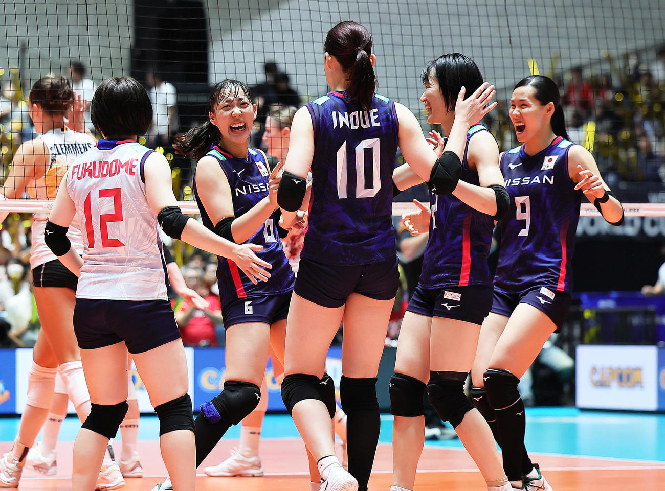 日本対ベルギー　第3S、得点を決め笑顔を見せる関（中央左）（撮影・足立雅史）