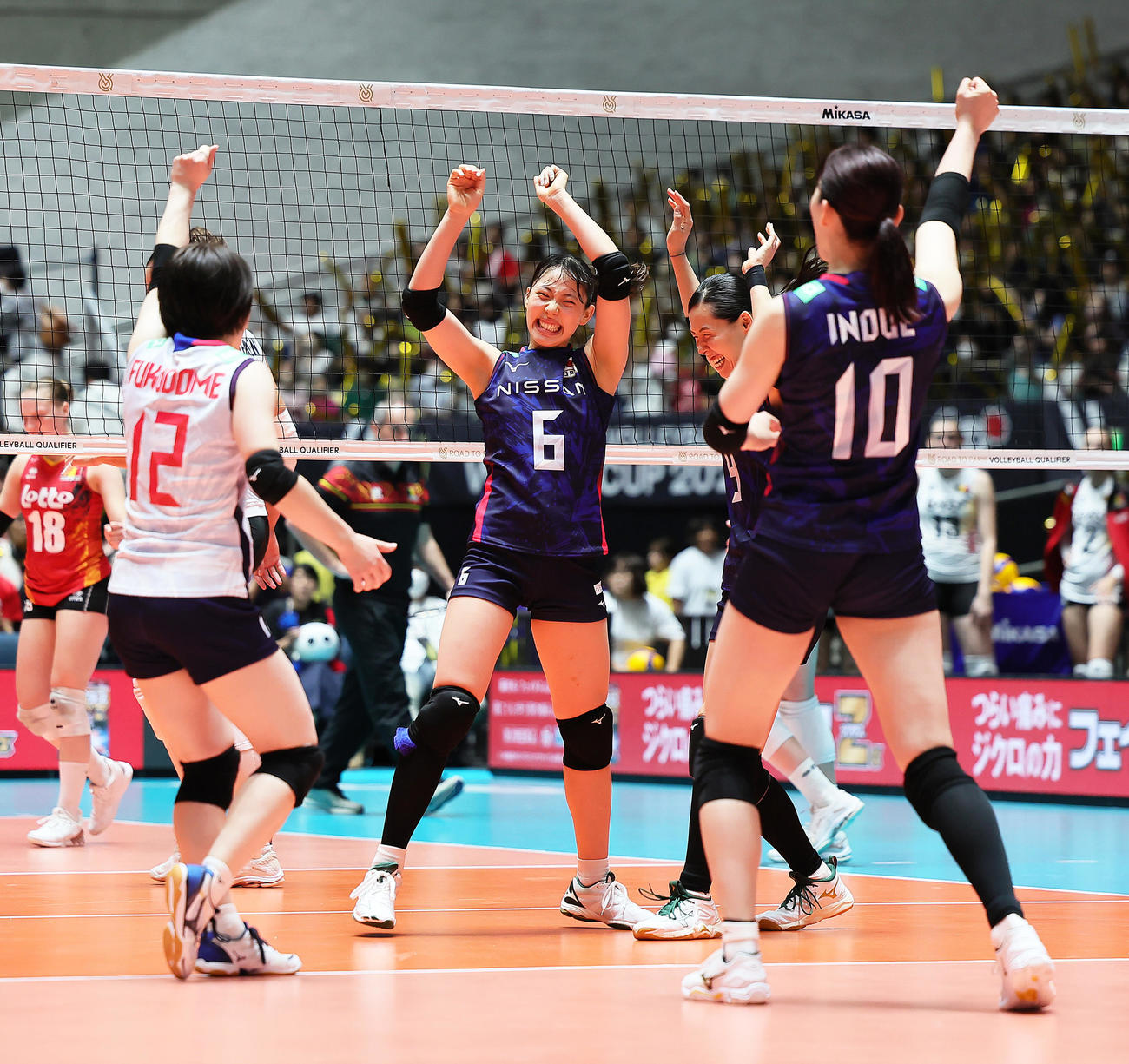 日本対ベルギー　第3S、チームの得点にガッツポーズする関（中央）（撮影・足立雅史）