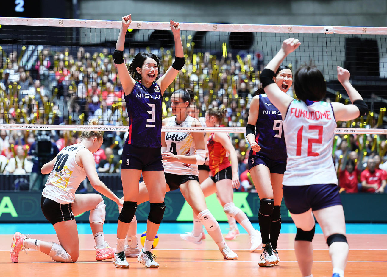 日本対ベルギー　第3S、ブロックポイントを決め、ガッツポーズする古賀（左）（撮影・足立雅史）