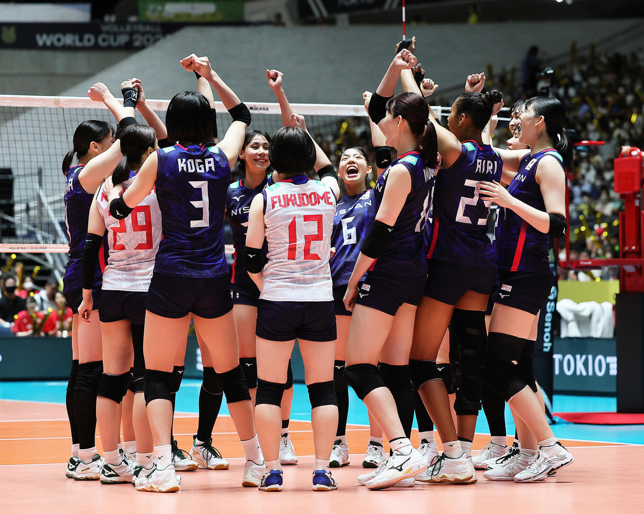 日本対ベルギー　5連勝を飾り円陣でガッツポーズする日本の選手たち（撮影・足立雅史）