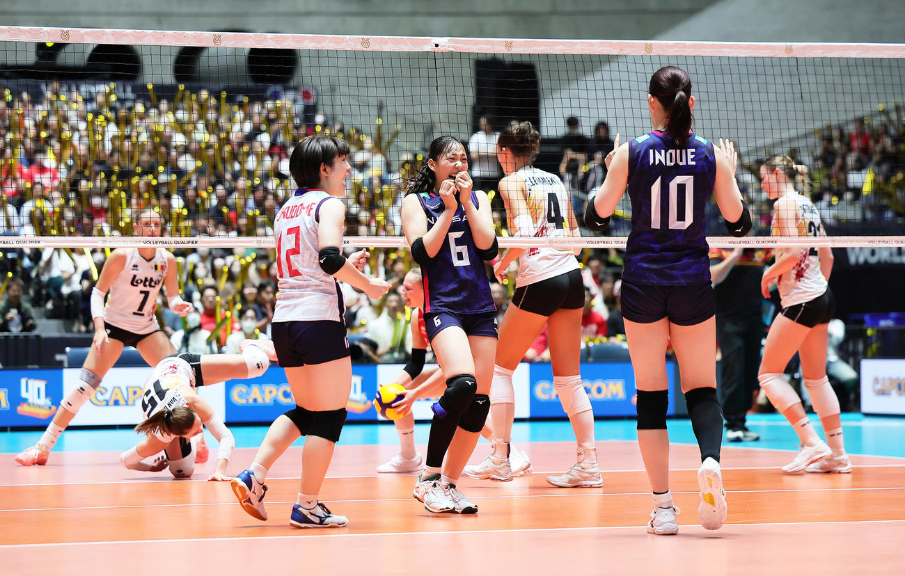 日本対ベルギー　第3S、フェイントで得点を奪い笑顔を見せる関（中央）（撮影・足立雅史）