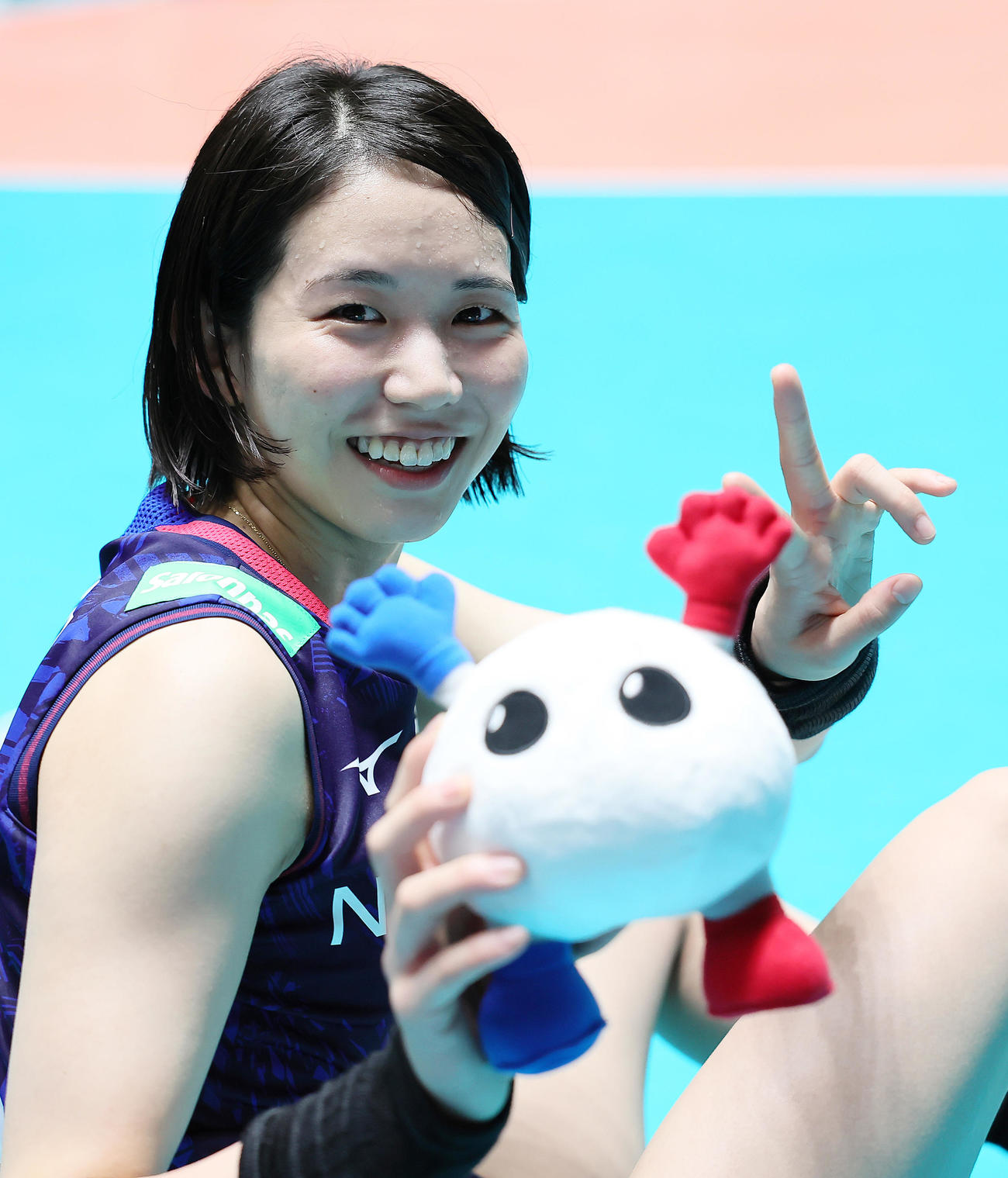 日本対ベルギー　5連勝を飾り、バボちゃん人形を手に笑顔を見せる古賀（撮影・足立雅史）