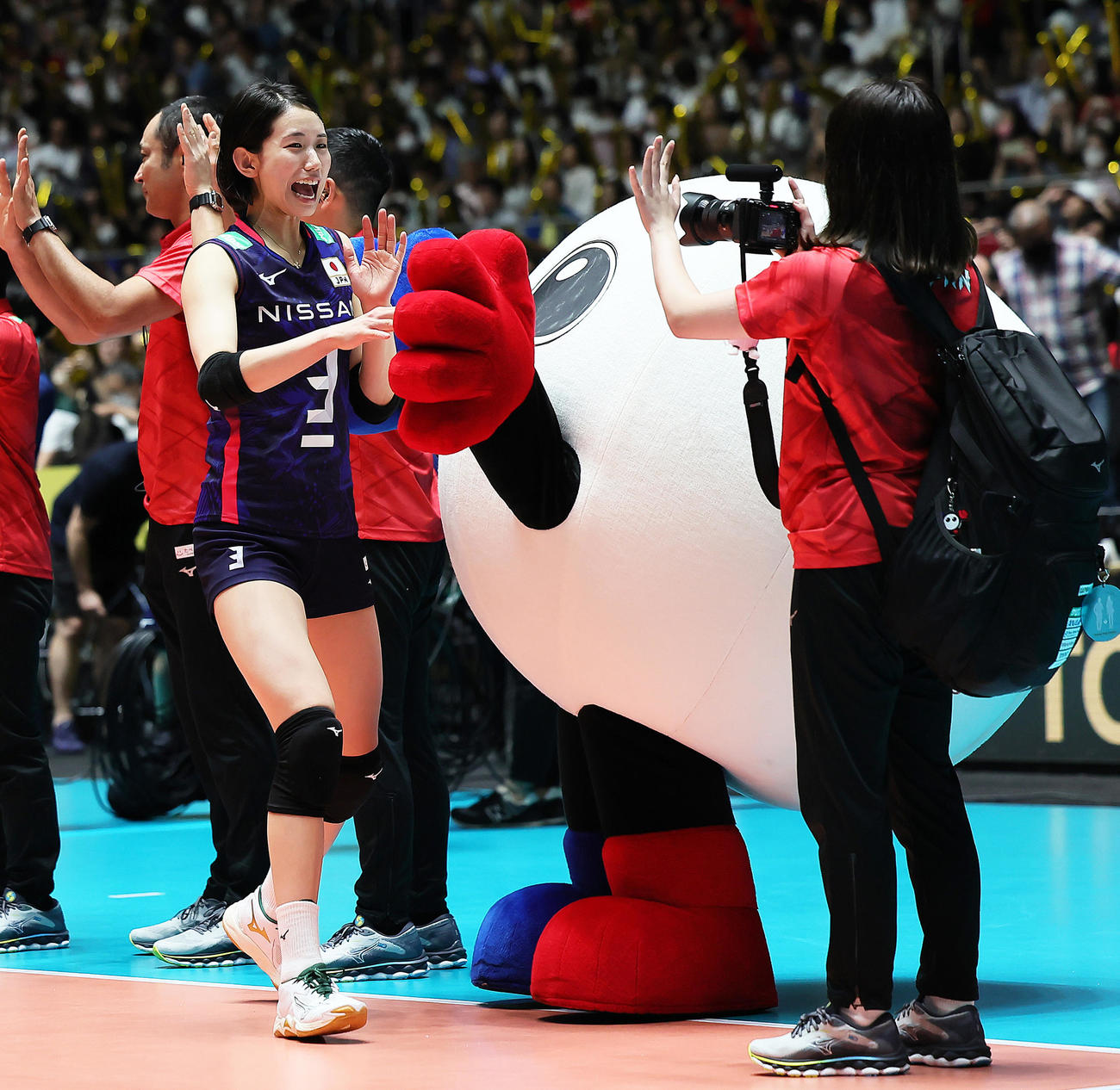 日本対ベルギー　5連勝を飾りバボちゃんとタッチを交わす古賀（撮影・足立雅史）