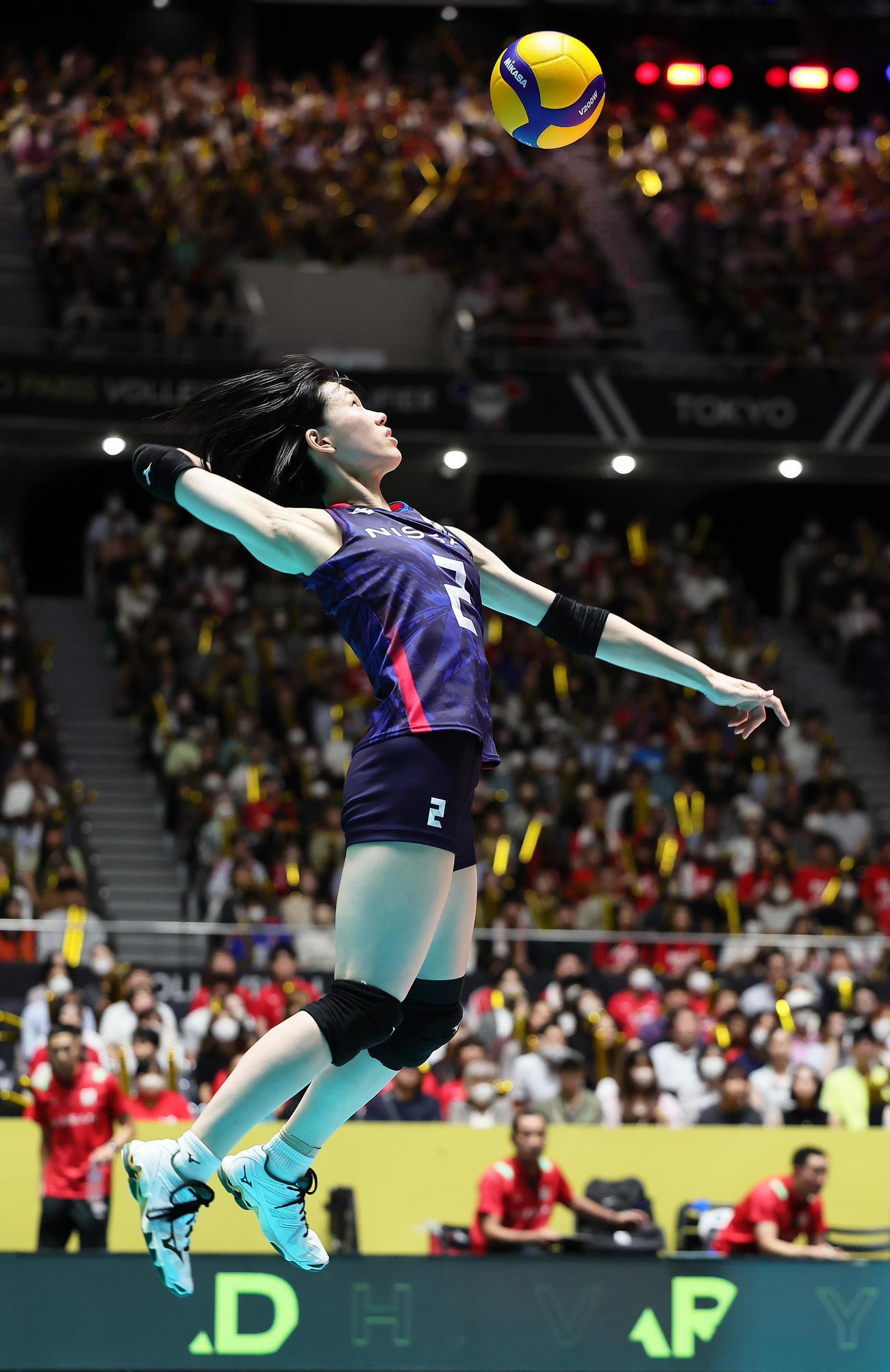 日本対ベルギー　第2S、サーブを放つ林（撮影・足立雅史）