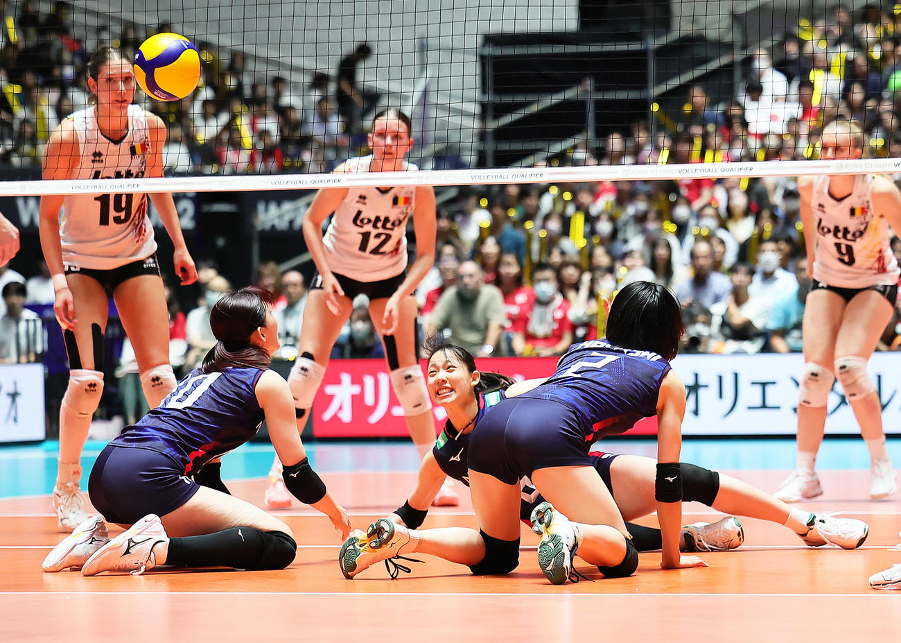 日本対ベルギー　第2S、必死にレシーブする関（手前中央）（撮影・足立雅史）