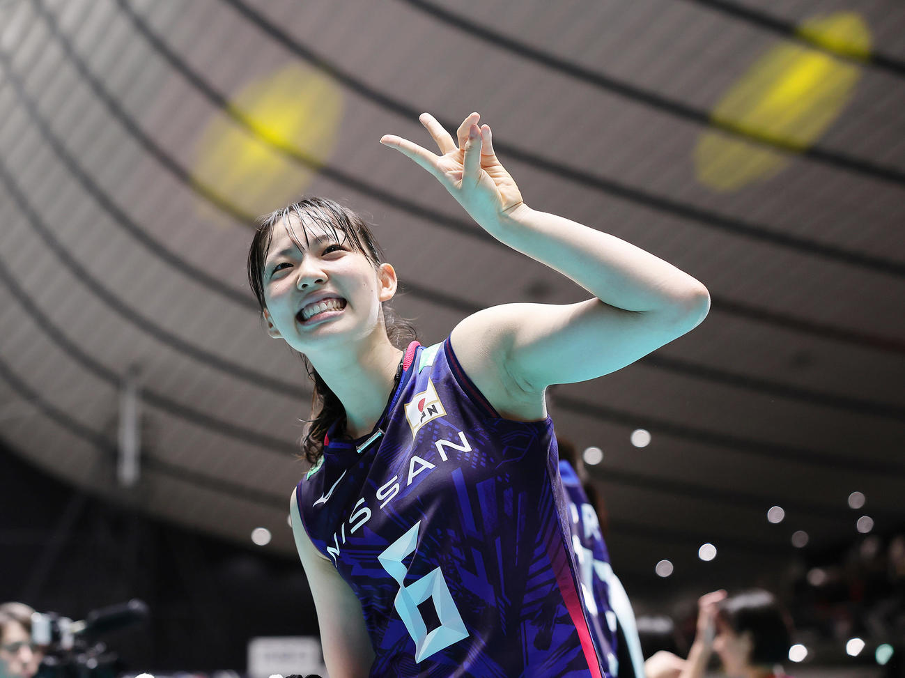 日本対ベルギー　5連勝を飾り笑顔でピースする関（撮影・足立雅史）