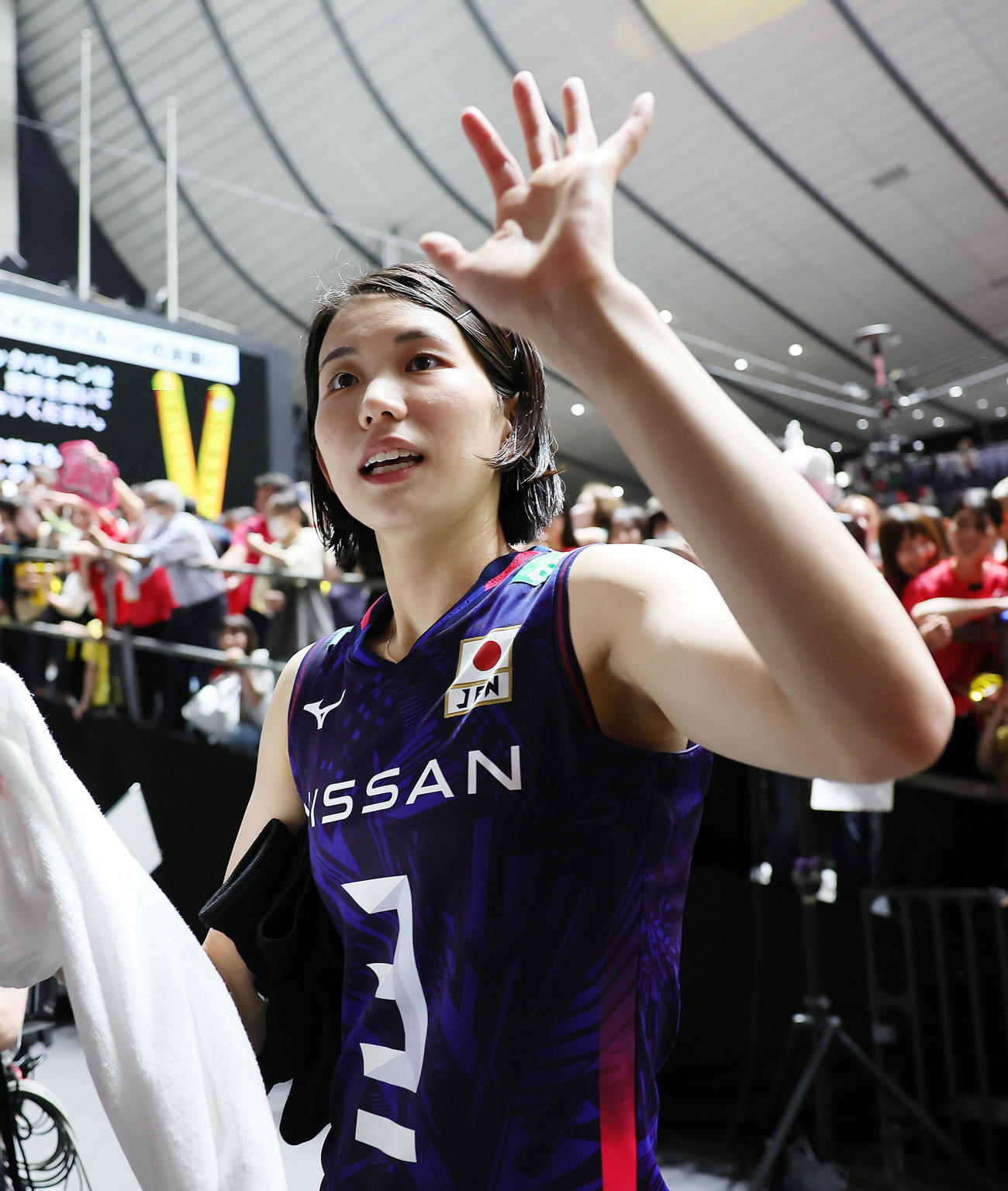 日本対ベルギー　5連勝を飾りスタンドの声援に手を振って応える古賀（撮影・足立雅史）