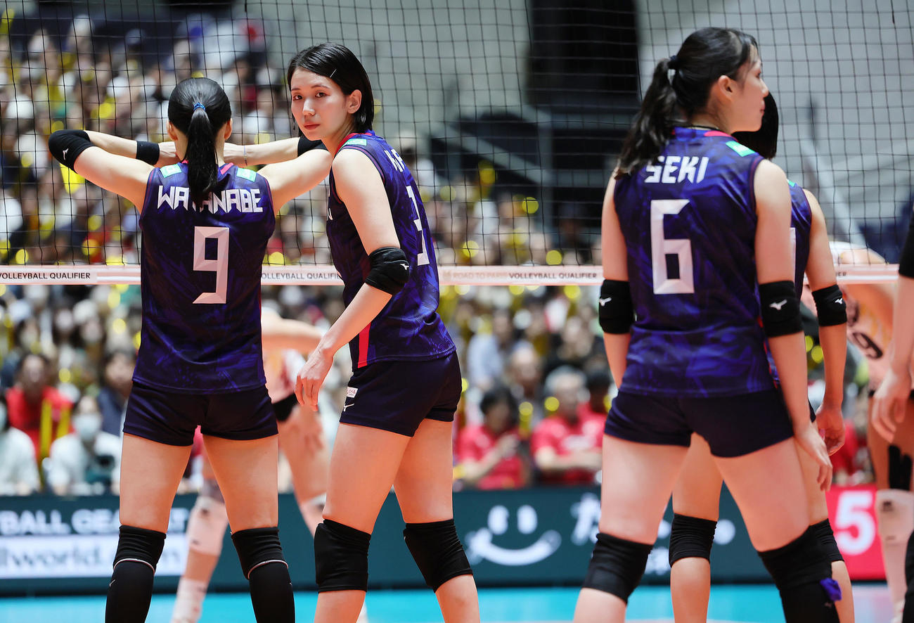 日本対ベルギー　第3S、味方のサーブを確認する古賀（撮影・足立雅史）