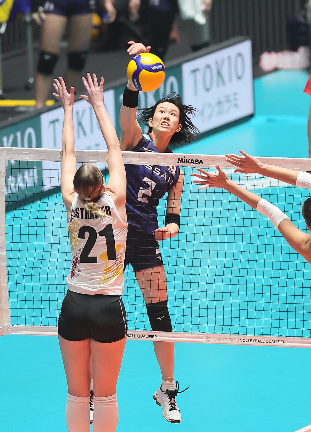 日本対ベルギー　第1S、スパイクを決める林（撮影・足立雅史）