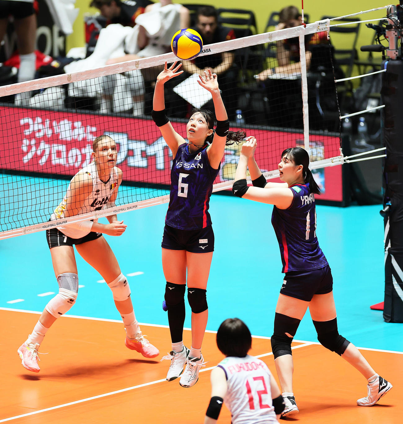 日本対ベルギー　第1S、正確なトスを上げる関（中央）（撮影・足立雅史）