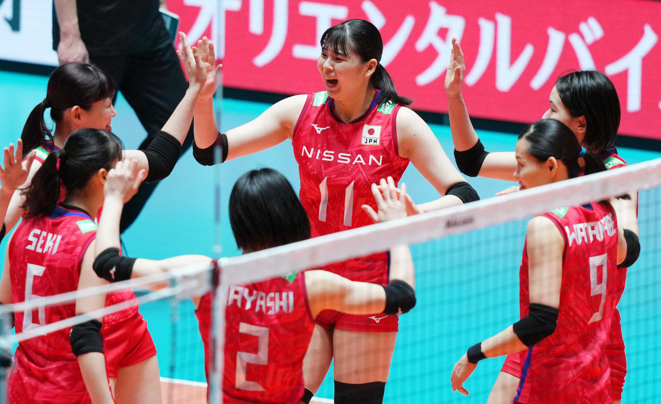 20日、ブルガリア戦で得点を奪いタッチを交わす山田（中央）ら日本の選手たち