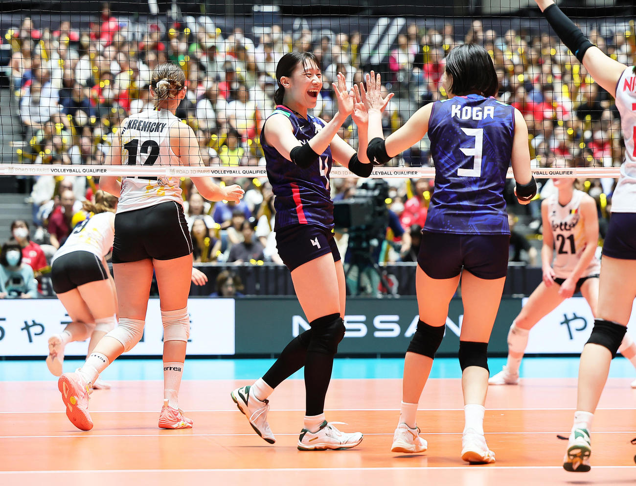 日本対ベルギー　第3S、得点を奪った石川（左）は古賀と笑顔でタッチを交わす（撮影・足立雅史）