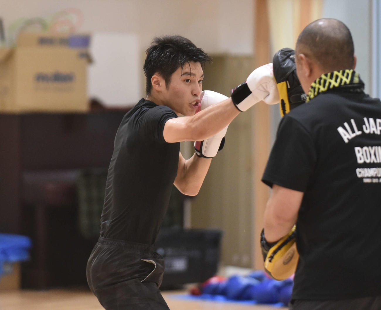 ミット打ちをする川村。国体優勝、そしてアジアユースへ手抜きなく汗を流す