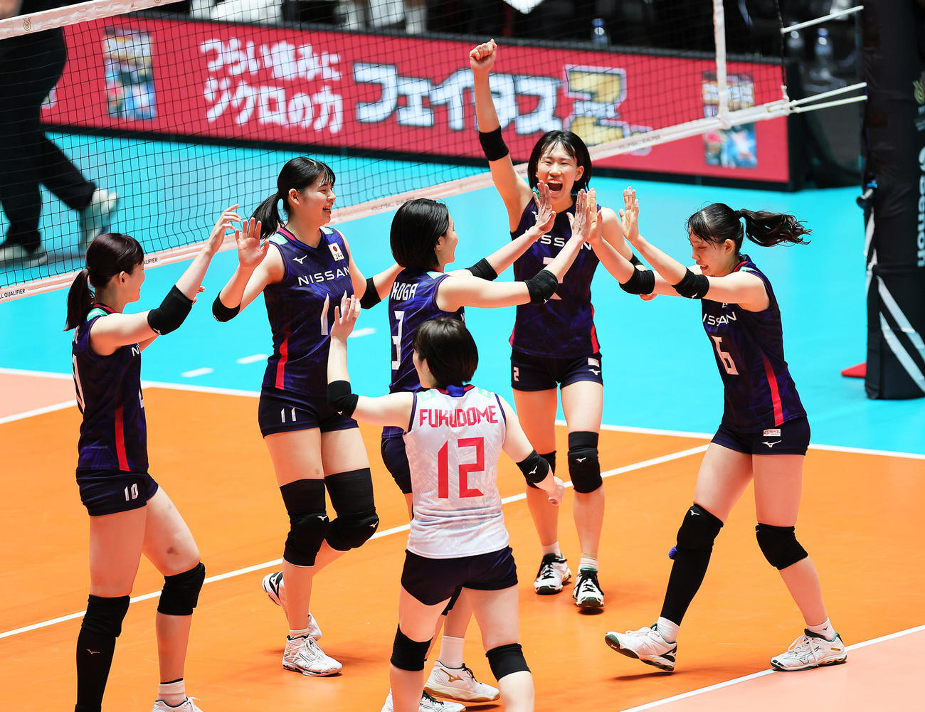 日本対ベルギー　第1S、得点に喜ぶ関（右端）ら（撮影・足立雅史）