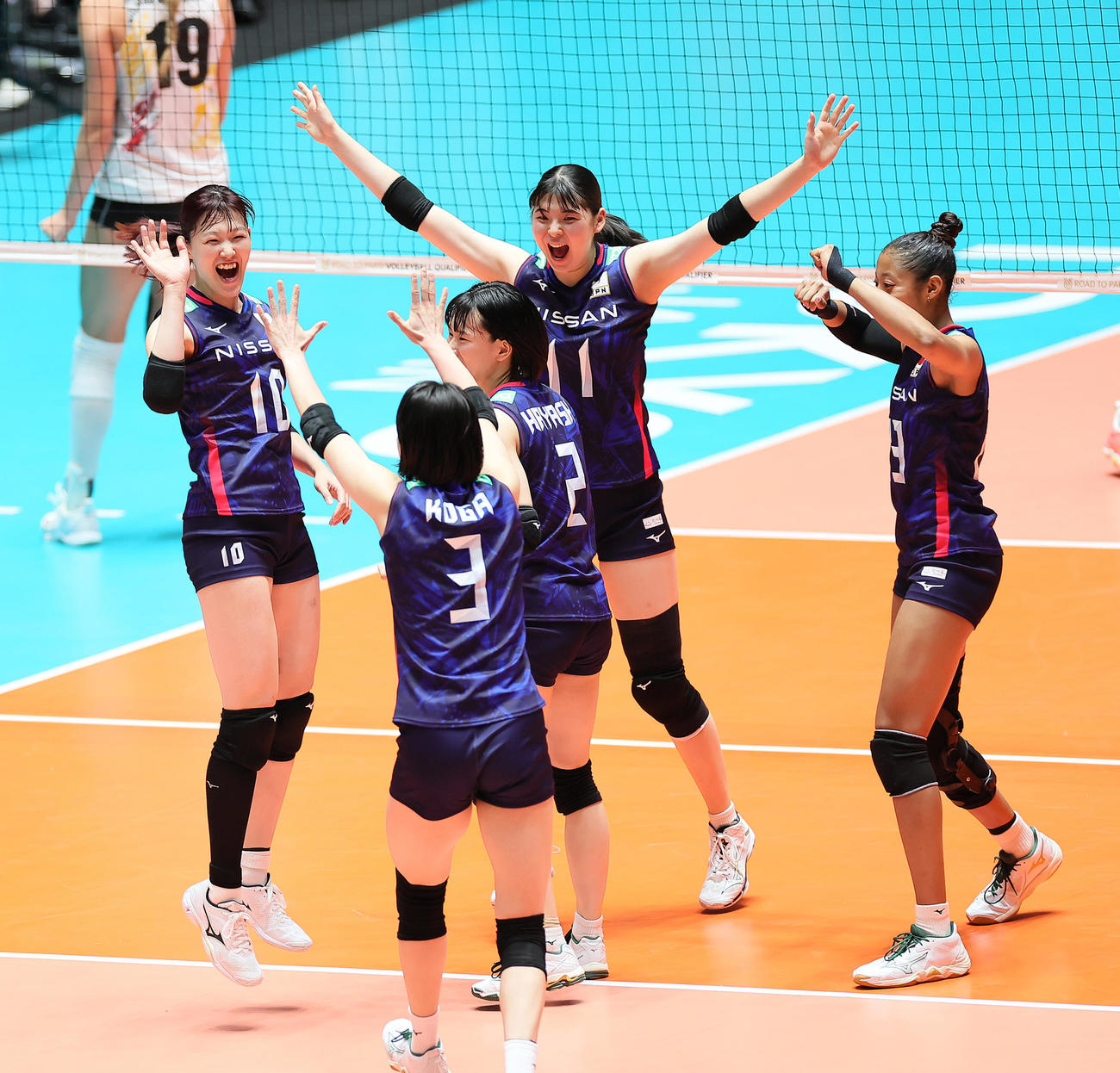 日本対ベルギー　第1S、得点を奪い笑顔を見せる井上（左端）ら（撮影・足立雅史）