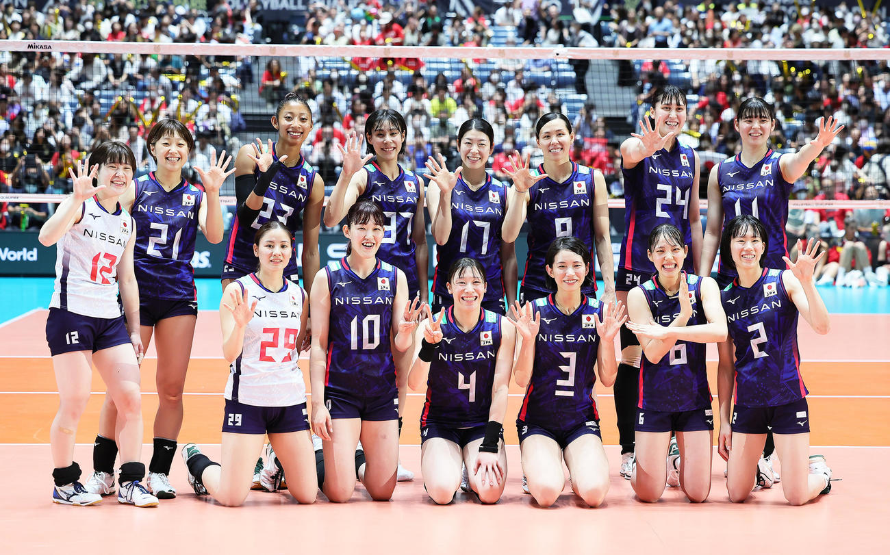 日本対ベルギー　5連勝を飾り笑顔を見せる日本の選手たち（撮影・足立雅史）