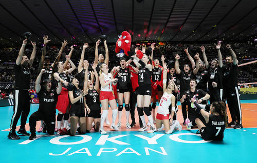 日本対トルコ　勝利しパリ五輪出場を決め喜ぶトルコの選手ら