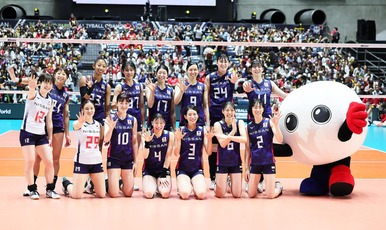 22日、日本対ベルギー　5連勝を飾り笑顔を見せる日本の選手たち