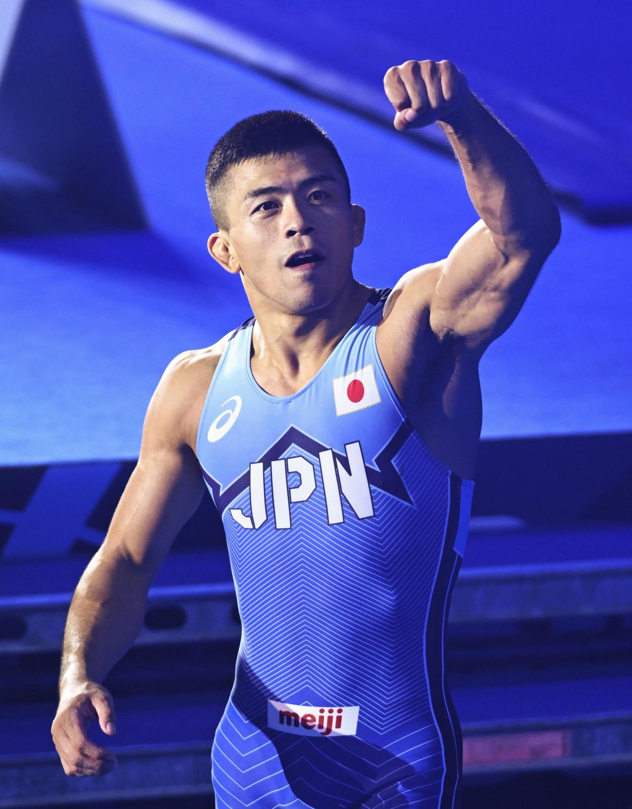 準決勝で勝利し、観客席にガッツポーズする文田健一郎（共同）