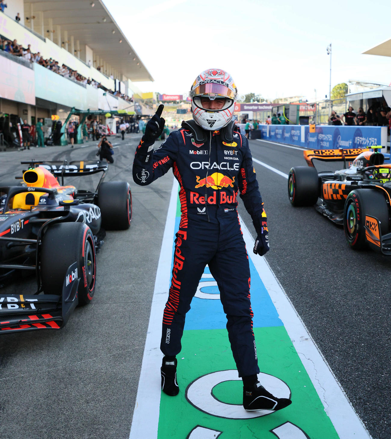 ポールポジションを獲得したレッドブルのフェルスタッペンは、マシンを降りてNo1ポーズ（撮影・宮崎幸一）