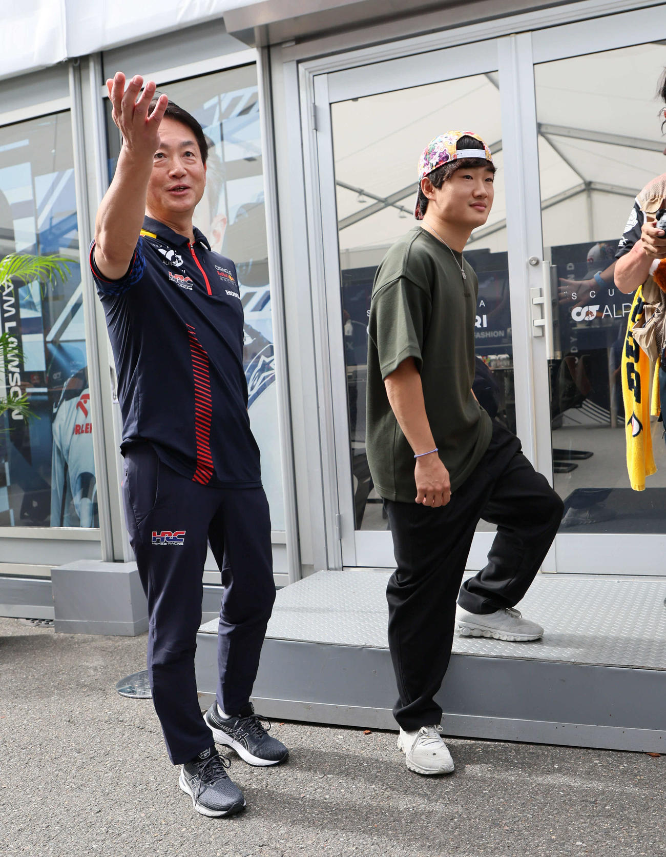 来期もアルファ・タウリ残留を発表した角田裕毅（右）とホンダ・レーシング（HRC）の渡辺康治社長（撮影・宮崎幸一）