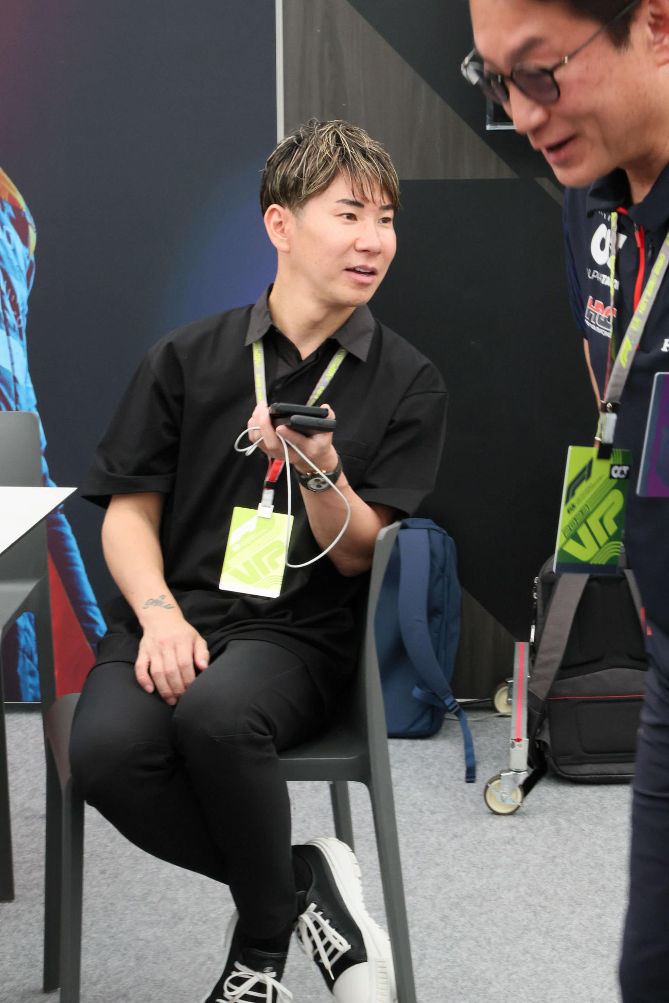 マクラーレンのホスピタリティブースでくつろぐ小林可夢偉（撮影・宮崎幸一）