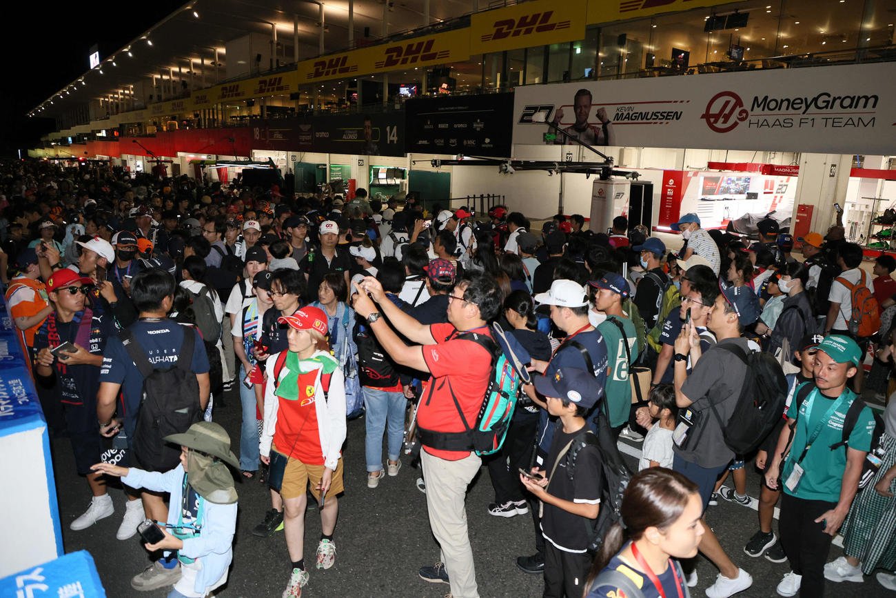 予選終了後に行われたナイトピットウォークは大勢のファンで溢れた（撮影・宮崎幸一）