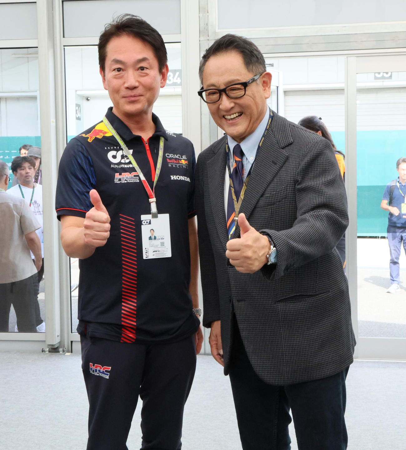 ホンダ・レーシング（HRC）の渡辺康治社長（左）とポーズをとるトヨタ豊田章男会長（撮影・宮崎幸一）