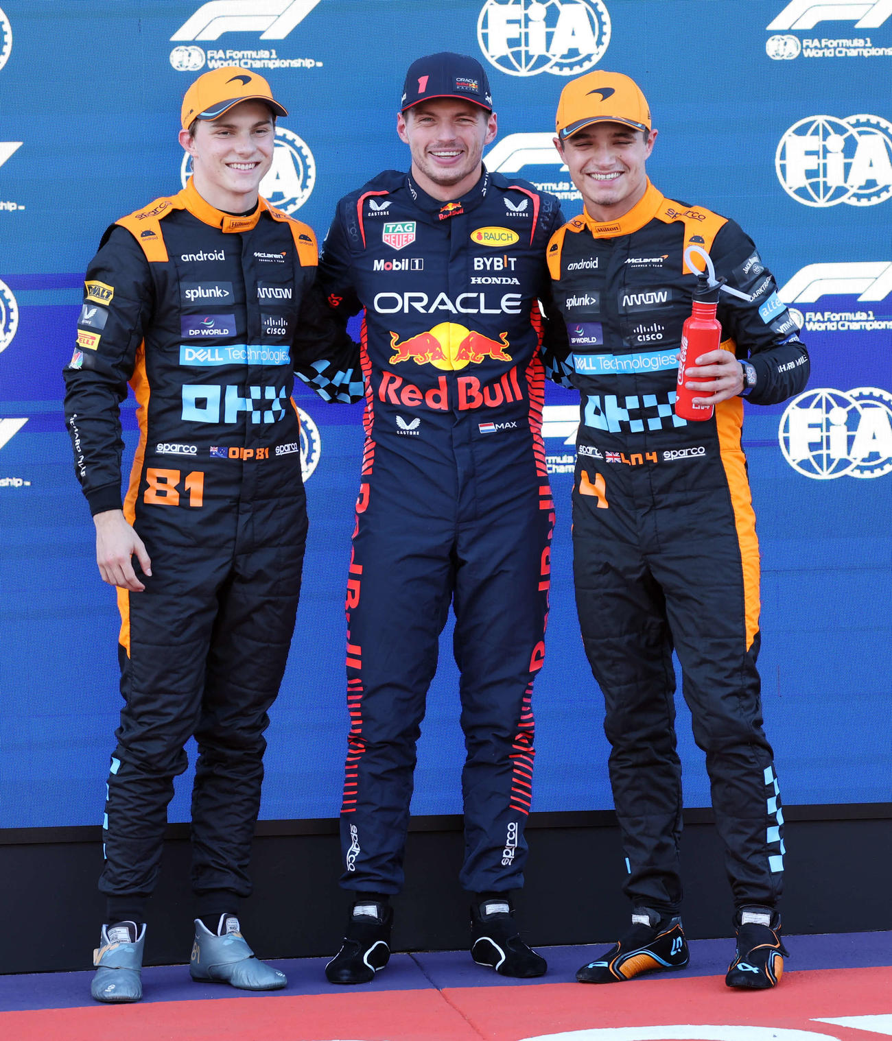 予選トップ3で笑顔を見せる、左から2位マクラーレンのピアストリ、1位レッドブルのフェルスタッペン、3位マクラーレンのノリス（撮影・宮崎幸一）