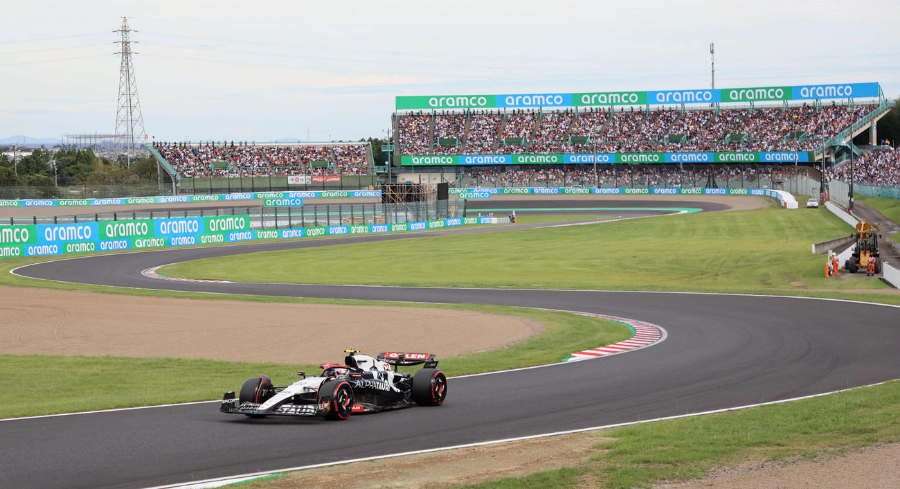 予選でQ3に進出し、9位となったアルファ・タウリの角田裕毅は、1～2コーナースタンドを埋めたファンの拍手を浴びる（撮影・宮崎幸一）