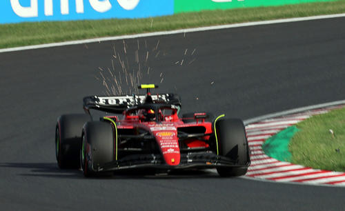火花を散らして快走するフェラーリのカルロス・サインツは予選6番手（撮影・宮崎幸一）